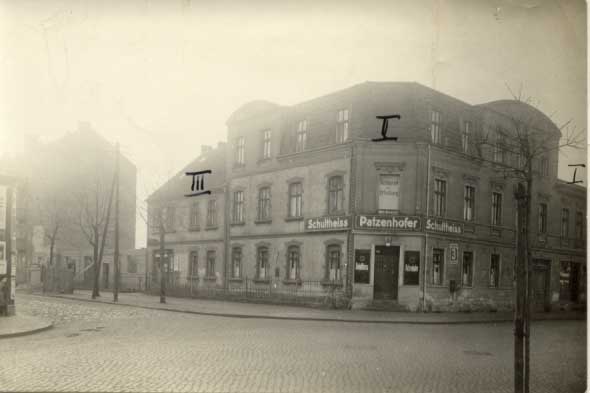 Ansicht des Eckhauses vor dem Abschlagen
               des Stucks im Jahre 1932